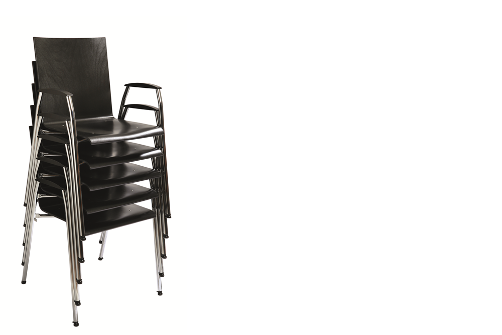 ein Stapel Holzschalenstühle Modell 134 von Kleinkopf